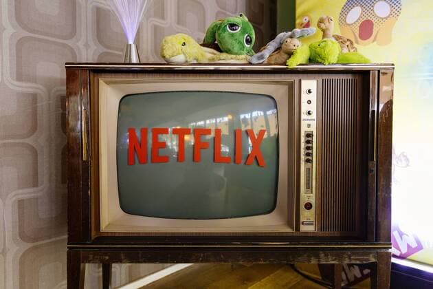 Netflix logo on an old-fashioned TV Cologne, 11 06 2019 Foto:xC.xHardtx xFuturexImage