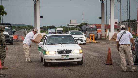 Federal Police and military soldiers control the pass of vehicles in Chiapas, Mexico, 11 June 2019, at the border with Guatemala, to avoid the flow of migrants who cross to the US illegally. The Mexican Government announced the creation of a special commission to assist the phenomenon and achieve results before the deadline established by the United States. Mexico creates special commission to assist migration and meet US deadlines !ACHTUNG: NUR REDAKTIONELLE NUTZUNG!  Copyright: xLuisxVillalobosx MEX4541 20190611-636958765467610969