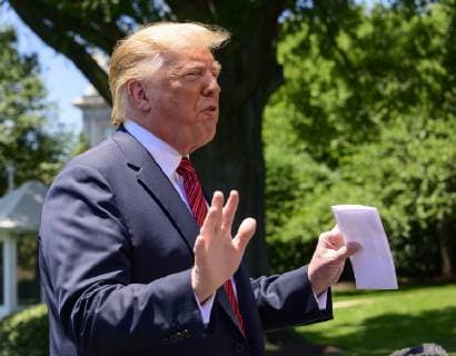 United States President Donald J. Trump shows what he says is a page of the agreement with Mexico as he takes questions from reporters as he prepares to depart the South Lawn of the White House in Washington, DC for a trip to Iowa. He will return this evening. Copyright: xStefanixReynoldsx
