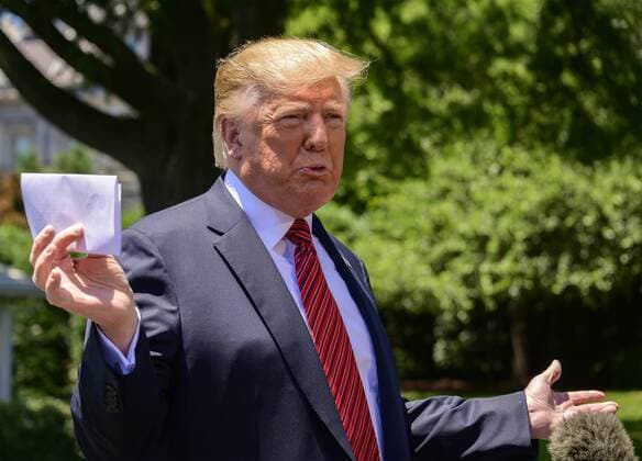 News Bilder des Tages June 11, 2019 - Washington, District of Columbia, U.S. - United States President Donald J. Trump shows what he says is a page of the agreement with Mexico as he takes questions from reporters as he prepares to depart the South Lawn of the White House in Washington, DC for a trip to Iowa. He will return this evening Washington U.S. - ZUMAs152 20190611_zaa_s152_046 Copyright: xRonxSachsx