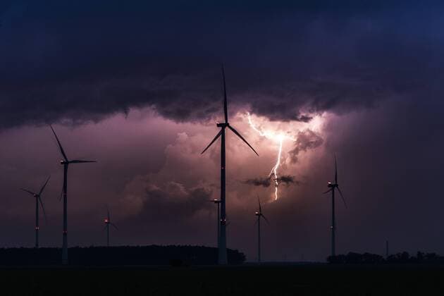 News Bilder des Tages Ein Gewitter zeichnet sich hinter Windraedern ab in Duben, 12.06.2019. Duben Deutschland *** A thunderstorm is looming behind windmills in Duben, 12 06 2019 Duben Germany Copyright: xFlorianxGaertner photothek.netx