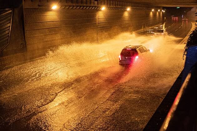 IMAGO Nature: Unsere Erde, Klimawandel, Überschwemmungen Unwetter - Zwei PKW bleiben in vollgelaufener Unterführung stec, Tief Jörn richtet hohen Schäden an, teilweise wurden Straßen massiv überflutet. Zwei Fahrzeuge blieben am Sachsendamm in einer überfluteten Unterführung stecken. Die Fahrzeuge verschwanden bis zum Dach in den Fluten. Die Feuerwehr half den Personen aus den Fahrzeugen und sicherte mit der Polizei die Unterführung ab. Die Autobahn A100 wurde ebenfalls am Sachsendamm massiv mit Wasser überflutet, auch hier war die Feuerwehr im Einsatz um stecken gebliebene Fahrzeuge zu befreien. Berlin Schöneberg Deutschland *** Stormy weather Two cars remain in full underpass stec, Tief Jörn causes high damage, some roads were massively flooded Two vehicles got stuck in a flooded underpass at the Sachsendamm The vehicles disappeared up to the roof in the floods The fire brigade he