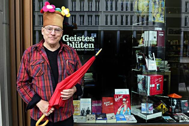 Rosa von Praunheim the director and author on a city walk through his neighbourhood Berlin Charlottenburg In the side streets of the Kudamm at Walter Benjamin Platz at the bookshop Geistesblüten in der Galerie, where part of his works can be seen Berlin Germany Copyright: xDorisxSpiekermann-KlaasxTSPx