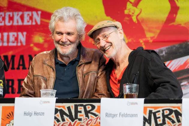 Pressekonferenz zum Musikfestival und Motorsportfestival Werner - Das Rennen 2019 - Holger Holgi Henze, Porschefahrender Kneipenwirt mit Rötger Brösel Feldmann, Comic-Zeichner (von links);Pressekonferenz zum Musikfestival und Motorsportfestival Werner - Das Rennen 2019 -, Hamburg Hamburg Deutschland Flugplatz Hartenholm *** Press conference on the music festival and motor sports festival Werner Das Rennen 2019 Holger Holgi Henze, Porschefahrender Kneipenwirt with Rötger Brösel Feldmann, comic artist from left Press conference on the music festival and motor sports festival Werner Das Rennen 2019 , Hamburg Hamburg Germany Airport Hartenholm