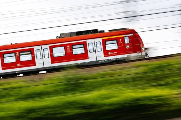 Railway embankment with S Bahn in Cologne Deutz Cologne, 11 06 2019 Foto:xC.xHardtx xFuturexImage