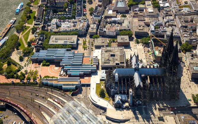 Aerial photograph of the city centre on the left bank of the Rhine with Cologne Cathedral, Cologne Central Station, city panorama in Cologne in the Rhineland in North Rhine-Westphalia, Germany ACHTUNGxMINDESTHONORARx60xEURO