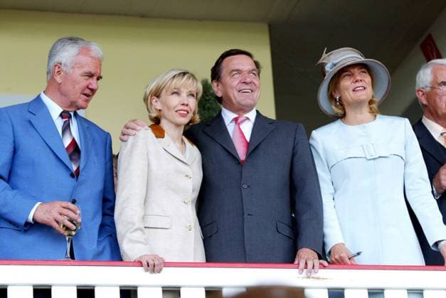 Hoppegarten 13.07.2003 (R-L) Susanne Porsche + Bundeskanzler Dr. Gerhard Schroeder (SPD) + Frau Doris Schroeder-Koepf + Dr. Manfred Stolpe (SPD), Grosser Porsche-Preis, Galopprennbahn Hoppegarten - 13.07.2003 - *** Hoppegarten 13 07 2003 R L Susanne Porsche Federal Chancellor Dr Gerhard Schroeder SPD Mrs Doris Schroeder Head Dr Manfred Stolpe SPD , Grand Prix Porsche, racecourse Hoppegarten 13 07 2003