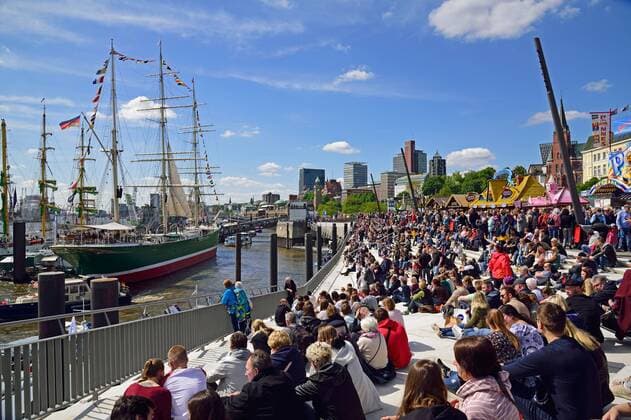 Europa, Deutschland, Hansestadt Hamburg, Hafen, Baumwall, Hochwasserschutzanlage, Hochwasserschutzmauer mit integrierter Promenade, Besucher zum Hafengeburtstag, McPWAL *** Europe, Germany, Hanseatic City of Hamburg, harbour, tree wall, flood protection system, flood protection wall with integrated promenade, visitors for the harbour birthday, McPWAL McPWAL