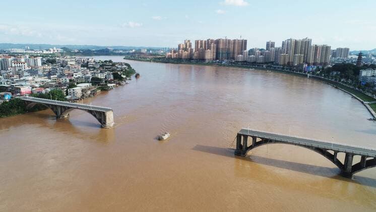 News Themen der Woche KW24 China, Einsturz einer Brücke in Heyuan (190614) -- HEYUAN, June 14, 2019 (Xinhua) -- Aerial photo taken on June 14, 2019 shows the collapsed Dongjiang Bridge in Heyuan, south China s Guangdong Province. Two people are reported missing and one rescued after two vehicles plunged into a river when part of the Dongjiang Bridge collapsed early Friday in southern China s Guangdong Province. (Xinhua Wang Ruiping) CHINA-GUANGDONG-HEYUAN-BRIDGE-COLLAPSE (CN) 