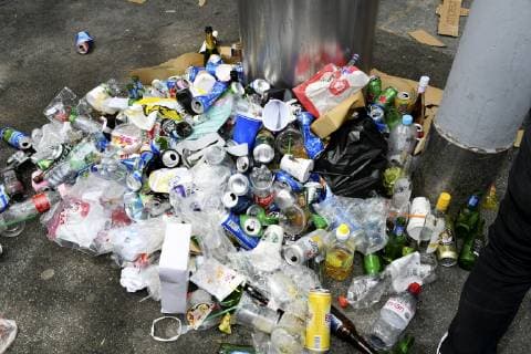 15.06.2019 Zuerich,Schweiz. Im Bild : Zurich - Pride.25. Schwule und Lesben Veranstalild : Becher Plasticdosen am Boden Pet *** 15 06 2019 Zurich, Switzerland In picture Zurich Pride 25 Gays and lesbians Event mug Plastic cans on floor Pet 