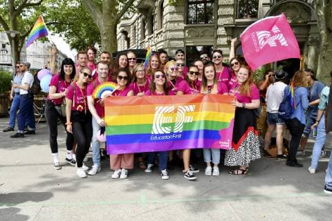 15.06.2019 Zuerich,Schweiz. Im Bild : Zurich - Pride.25. Schwule und Lesben Veranstaltung.Education First Bunt Parade Stimmung *** 15 06 2019 Zurich, Switzerland In picture Zurich Pride 25 Gays and lesbians Event Education First Bunt Parade Mood 