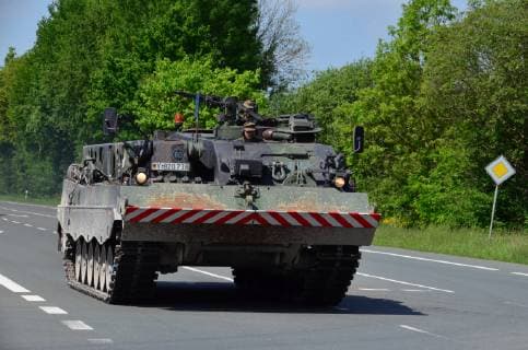 Bergepanzer Büffel der Bundeswehr während einer Übung Der Bergepanzer Büffel während der Übung Heidesturm 2017 auf dem Marsch. Er wird bei der Bundeswehr eingesetzt, um Schadfahrzeuge zu bergen und mit seinem Kran bei Instandsetzungsarbeiten zu unterstützen. Petershagen Nordrhein-Westfalen Deutschland *** Armoured recovery vehicle Buffalo of the Bundeswehr during an exercise The Armoured recovery vehicle Buffalo during the exercise Heidesturm 2017 on the march It is used by the Bundeswehr to recover damaged vehicles and to support repair work with its crane Petershagen North Rhine-Westphalia Germany