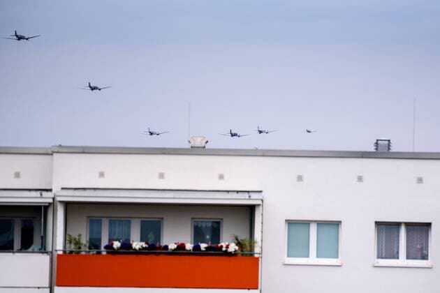 News Themen der Woche KW24 News Bilder des Tages Rosinenbomber fliegen über Berlin Deutschland, Berlin - 16.06.2019: Im Bild sind die sogenannten Rosinenbomber mit Blick aus Hohenschönhausen ins Zentrum bei ihrem Flug über Berlin zu sehen. Berlin Berlin Deutschland *** Rosinenbomber fly over Berlin Germany, Berlin 16 06 2019 In the picture the so-called Rosinenbomber with view from Hohenschönhausen into the center with their flight over Berlin Berlin Germany are to be seen Berlin Berlin Germany