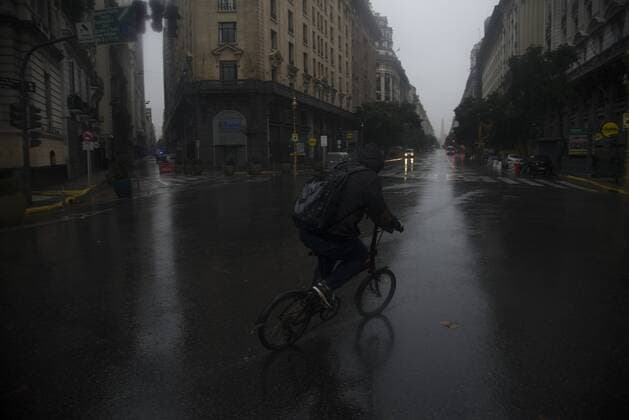 News Themen der Woche KW24 News Bilder des Tages June 16, 2019, Buenos Aires, Argentina: A man rides a bike in front the Obelisk, during the black out and under a heavy rain. The biggest blackout in the Argentina s history took place this Sunday, leaving the entire country without electric power and also affected some sectors of Uruguay. Buenos Aires Argentina  - ZUMAn230 20190616_zaa_n230_169 Copyright: xMarioxDexFinax