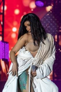 Entertainment Bilder des Tages June 16, 2019 - Manchester, Tennessee, U.S - CARDI B changes into a bath robe to complete her performance during the Bonnaroo Music + Arts Festival in Manchester, Tennessee Manchester U.S. - ZUMAs135 20190616_zap_s135_034 Copyright: xDanielxDeSloverx