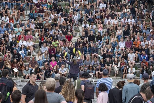 Juggler in the Atriumum in front of numerous visitors in the Berlin Mauerpark between the districts Wedding and Prenzlauer Berg snapshot photography R Price
