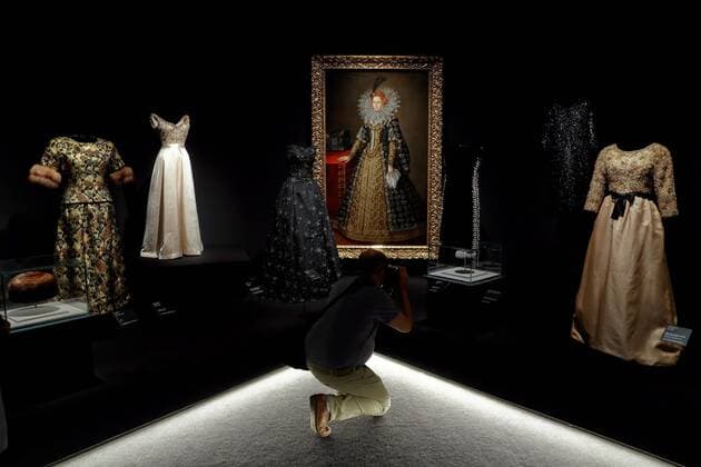 Entertainment Themen der Woche KW25 Entertainment Bilder des Tages Dresses designed by Cristobal Balenciaga are shown at the exhibition Balenciaga and Spanish Painting in the Thyssen-Bornemisza Museum in Madrid, Spain, 17 June 2019. The exhibition is a tribute to the Spanish designer, by connecting his work with the 16th-20th Spanish painting. The exhibition will be open to public from 18 June to 22 September 2019. Balenciaga and Spanish Painting !ACHTUNG: NUR REDAKTIONELLE NUTZUNG!  Copyright: xEmilioxNaranjox GRAF9723 20190617-636963790898744034