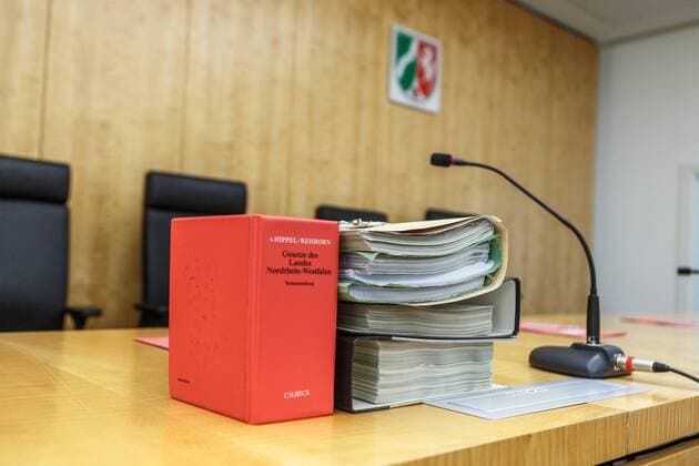 DEU, Deutschland, Nordrhein-Westfalen, Münster, 18.06.2019: Der Verfassungsgerichtshof für das Land Nordrhein-Westfalen verhandelt die Kommunalverfassungsbeschwerde der Stadt Bonn, der Gemeinde Much und der Stadt Velbert gegen das Gemeindefinanzierungsgesetz 2014. Richtertisch mit Gerichtsakten und Gesetze für das Land Nordrhein-Westfalen. *** DEU, Germany, North Rhine-Westphalia, Münster, 18 06 2019 The Constitutional Court for the State of North Rhine-Westphalia is to hear the municipal constitutional complaint lodged by the City of Bonn, the Municipality of Much and the City of Velbert against the Municipal Financing Act 2014.