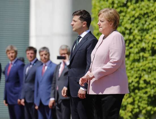 News Themen der Woche KW25 News Bilder des Tages Wolodymyr Oleksandrowytsch Selenskyj, Präsident der Ukraine, Bundeskanzlerin Angela Merkel, Deutschland, Berlin, Bundeskanzleramt, Bildtermin bei der Begrüßung des Präsidenten der Ukraine, Wolodymyr Selensky, durch die BK’in mit militärischen Ehren, 18.06.2019 *** Volodymyr Oleksandrowytsch Selenskyj, President of Ukraine, Federal Chancellor Angela Merkel, Germany, Berlin, Federal Chancellery, photo opportunity at the greeting of the President of Ukraine, Volodymyr Selensky, by the BKin with military honors, 18 06 2019
