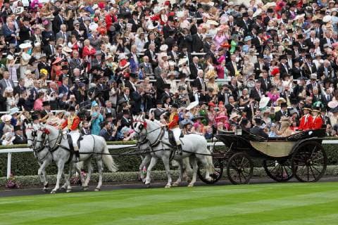 18 06 2019, Ascot, Windsor, GBR The Royal Procession with Queen Elizabeth the Second arrives at the parade ring Ascot racecourse Carriage, Arrival, Tribuene, Guided Ring, Spectators, Visitors, Audience, Queen, Queen 190618D505ROYAL ASCOT JPG