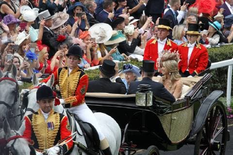 18 06 2019, Ascot, Windsor, GBR The Royal Procession with Queen Elizabeth the Second arrives at the parade ring Ascot racecourse Carriage, Arrival, Tribuene, Guided Ring, Spectators, Visitors, Audience, Queen, Queen 190618D506ROYAL ASCOT JPG