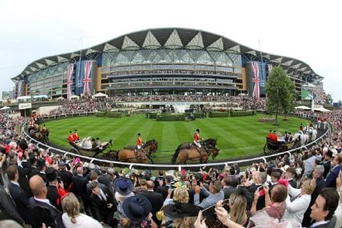 18 06 2019, Ascot, Windsor, GBR The Royal Procession arrives at the parade ring Ascot racecourse Coaches, Arrival, Tribuene, Guide ring, Facility, View, Spectators, Visitors, Audience 190618D507ROYAL ASCOT JPG