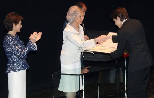 Entertainment Themen der Woche KW25 Entertainment Bilder des Tages Emeritus Queen Sofia (L) awards Martin Garcia Garcia (R) with an excellence diploma during the closing of the Reina Sofía School of Music 2018 2019 academic year held at Royal Theater in Madrid, Spain, 18 June 2019. Emeritus Queen Sofia attends a concert at Royal Theater in Madrid !ACHTUNG: NUR REDAKTIONELLE NUTZUNG!  Copyright: xKikoxHuescax GRAF618 20190618-636964896949163856