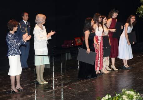 Emeritus Queen Sofia (C) gives an excellence diploma to the quintet O Globo (R) during the closing of the Reina Sofía School of Music 2018 2019 academic year held at Royal Theater in Madrid, Spain, 18 June 2019. Emeritus Queen Sofia attends a concert at Royal Theater in Madrid !ACHTUNG: NUR REDAKTIONELLE NUTZUNG!  Copyright: xKikoxHuescax GRAF620 20190618-636964901381789420