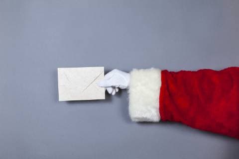Weihnachtsmann hält Brief in Hand *** Santa Claus holds letter in hand