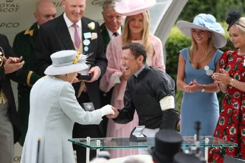 . 20 06 2019. Ascot , United Kingdom. The Queen with Frankie Dettori after he won the Gold Cup at Ladies Day at Royal Ascot, United Kingdom.  xStephenxLockx xi-Imagesx IIM-19824-0140