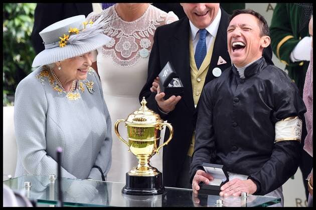 . 20 06 2019. Ascot, United Kingdom. Royal Ascot-Ladies Day. HM Queen Elizabeth II presents Frankie Dettori with the winners trophy after winning the Gold Cup at Royal Ascot Ladies Day.  xAndrewxParsonsx xi-Imagesx IIM-19827-0058