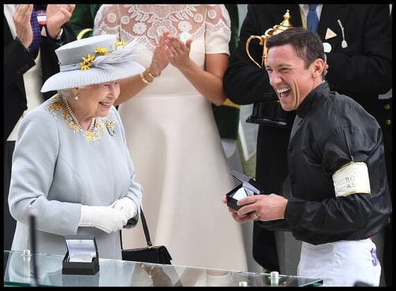 . 20 06 2019. Ascot, United Kingdom. Royal Ascot-Ladies Day. HM Queen Elizabeth II presents Frankie Dettori with the winners trophy after winning the Gold Cup at Royal Ascot Ladies Day.  xAndrewxParsonsx xi-Imagesx IIM-19827-0060