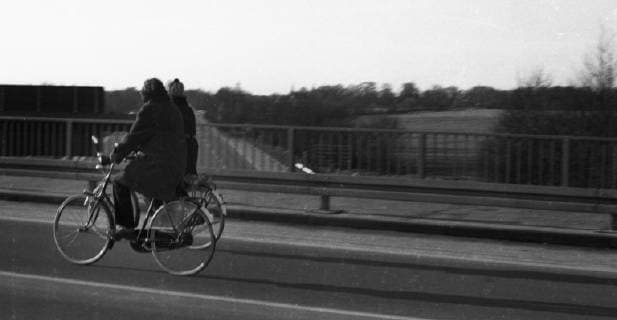 3.autoloser Sonntag 1973 DEU, Deutschland, Kamen: Kinder, Spaziergaenger, Radfahrer bevoelkerten die Autobahn am Kamener Kreuz am 9.12.1973 , dem 3.autolosen Sonntag wegen der Oelkrise . Nur mit Sondergenehmigung konnte die Autobahn befahren werden. DEU, Germany, Kamen: Children, walkers, cyclists populated the motorway at the Kamen junction on 9.12.1973 , the 3rd carless Sunday because of the oil crisis . Only with special permission the motorway could be driven on. NRW