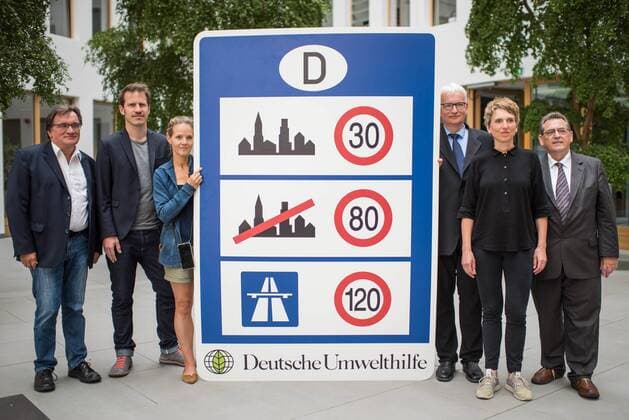 News Themen der Woche KW25 News Bilder des Tages Verkehr Umwelt Buendnis fuer Tempolimit Ein breites Buendnis aus Umwelt- und Verkehrssicherheitsverbaenden fordert ein Tempolimit auf Autobahnen. Auf einer Pressekonferenz am Freitag den 21. Juni 2019 in Berlin erklaerten die Vertreter der Deutschen Umwelthilfe (DUH), des Verkehrsclub Deutschland (VCD), der Verkehrsunfall-Opferhilfe (VOD), Changing Cities und Greenpeace, dass in Deutschland als einzigem Staat in Europa auf 80 Prozent der Autobahnen ohne jede Tempolimit gefahren werden kann. Gaebe es ein Tempolimit von 80 km h ausserorts und 120 km h auf Autobahnen wie beispielsweise die Schweiz, koennten sofort bis zu fuenf Millionen Tonnen des Klimagases CO2 vermieden werden. Zudem wuerde es ueber 100 Todesopfer und mehr als 5.000 Verletzte verhindern. Innerstaedtisch wuerde zudem eine Regelgeschwindigkeit von 30 km h mehr Sicherheit