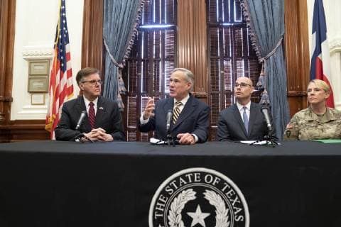 Texas, PK von Gouverneur Abbott zu möglichem Einsatz der Nationalgarde an der Grenze zu Mexiko June 21, 2019 - Austin, Texas, USA - Texas Lt. Gov. Dan Patrick, Gov. Greg Abbott and Speaker Dennis Bonnen announce deployment of up to 1,000 National Guard troops to the Texas border to assist with what Abbott calls a humanitarian crisis that the U.S. Congress fails to solve. ( ZUMA Press) At right is National Guard Gen. Tracy Nichols. Austin USA - ZUMAd150 20190621_znp_d150_009 Copyright: xBobxDaemmrichx