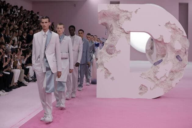 Entertainment Themen der Woche KW25 Entertainment Bilder des Tages Paris Fashion Week - Dior Modenschau A model takes to the catwalk during the presentation of Dior s show as part of the Spring-Summer 2020 Men Fashion in Paris on June 21, 2019.  PAR20190621202 ECOxCLEMENT