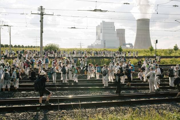 News Themen der Woche KW25 News Bilder des Tages 21.07.2019 - Ende Gelände Aktionswochende im Rheinland - Sitzblockade auf den Schienen der Kohlebahn - Erneut ruft das Aktionsbündnis Ende Gelände zu Protesten im rheinischen Braunkohlerevier auf. In mehreren Gruppen versuchten Aktivist*innen Infrastruktur und Kohleminen zu erreichen. Circa 550 blockierten die Kohlebahn, die das Kraftwerk Neurath versogt. Laut dem Bündnis Ende Gelände beteiligten sich am Freitag insgesamt 4000 Menschen an den Aktionen. *** 21 07 2019 End of the site Action weekend in the Rhineland Seat blockade on the rails of the coal railway Action alliance End of the site again calls for protests in the Rhenish lignite mining area In several groups, activists tried to reach the infrastructure and coal mines Approximately 550 people blocked the coal railway that supplies the Neurath power station According to the E Copyright: xMichaelxTrammerx
