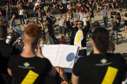 Junges Ensemble Berlin performt ein Stueck mit Name Berliner Luft fuer die Fete de la Musique am Goerlitzer Park in Berlin am 21. Juni 2019. Fete de la Musique in Berlin *** Young Ensemble Berlin performs a piece called Berliner Luft for the Fete de la Musique at Goerlitzer Park in Berlin on 21 June 2019 Fete de la Musique in Berlin