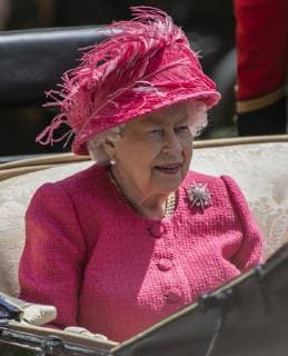 (190622) -- ASCOT, June 22, 2019 (Xinhua) -- Britain s Queen Elizabeth II arrives by carriage for Royal Ascot 2019 at Ascot Racecourse in Ascot, Britain, on June 21, 2019. (Xinhua Han Yan) BRITAIN-ASCOT-QUEEN-ROYAL ASCOT 