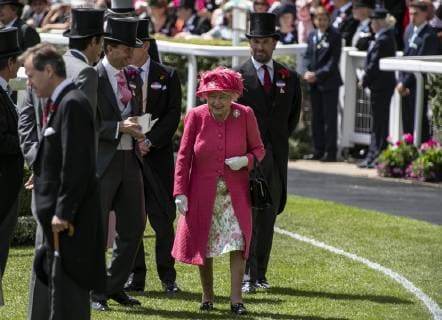 (190622) -- ASCOT, June 22, 2019 (Xinhua) -- Britain s Queen Elizabeth II is seen during Royal Ascot 2019 at Ascot Racecourse in Ascot, Britain, on June 21, 2019. (Xinhua Han Yan) BRITAIN-ASCOT-QUEEN-ROYAL ASCOT 