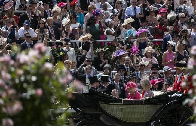 Queen Elizabeth II erstmals nicht beim Royal Ascot - Archivbilder Entertainment Bilder des Tages (190622) -- ASCOT, June 22, 2019 (Xinhua) -- Britain s Queen Elizabeth II arrives by carriage for Royal Ascot 2019 at Ascot Racecourse in Ascot, Britain, on June 21, 2019. (Xinhua Han Yan) BRITAIN-ASCOT-QUEEN-ROYAL ASCOT 