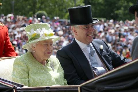 Entertainment Bilder des Tages Queen Elizabeth II and Prince Andrew, Duke of York arrive by carriage on day 5 of Royal Ascot at Ascot Racecourse in Berkshire, England. JUNE 22nd 2019  MTXx192264