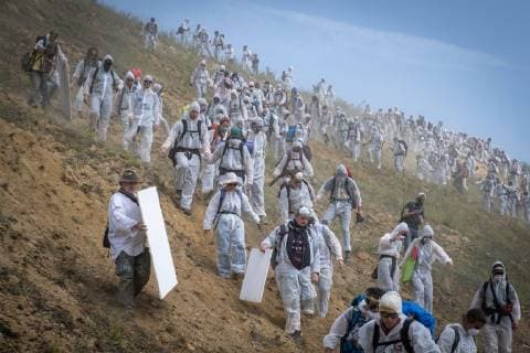 News Bilder des Tages Ende Gelände Rheinische Braunkohlerevier Ende Gelände Rheinische Braunkohlerevier: Mit Aktionen des zivilen Ungehorsams blockieren Aktivisten des Klimaschutz-Bündnisses Ende Gelände Infrastuktur des Braunkohletagebau Garzweiler der RWE AG im Rheinischen Braunkohlerevier und fordern einen schnellen Kohleausstieg. Aktivisten dringen in den Tagebau Garzweiler ein. Â Garzweiler Nordrhein-Westfalen Deutschland *** End of the Rhineland brown coal mining area End of the Rhineland brown coal mining area With civil disobedience actions, activists of the Climate Protection Alliance block the end of the Rhineland brown coal mining area Infrastructure of the Garzweiler brown coal open pit mine of RWE AG in the Rhineland brown coal mining area and demand a rapid coal exit Activists penetrate the Garzweiler open pit mine Garzweiler a Garzweiler