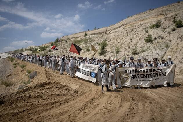 Ende Gelände Rheinische Braunkohlerevier Ende Gelände Rheinische Braunkohlerevier: Mit Aktionen des zivilen Ungehorsams blockieren Aktivisten des Klimaschutz-Bündnisses Ende Gelände Infrastuktur des Braunkohletagebau Garzweiler der RWE AG im Rheinischen Braunkohlerevier und fordern einen schnellen Kohleausstieg. Aktivisten dringen in den Tagebau Garzweiler ein. Â Garzweiler Nordrhein-Westfalen Deutschland *** End of the Rhineland brown coal mining area End of the Rhineland brown coal mining area With civil disobedience actions, activists of the Climate Protection Alliance block the end of the Rhineland brown coal mining area Infrastructure of the Garzweiler brown coal open pit mine of RWE AG in the Rhineland brown coal mining area and demand a rapid coal exit Activists penetrate the Garzweiler open pit mine Garzweiler a Garzweiler
