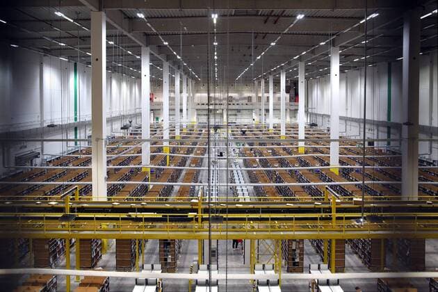 26 11 2018, Brandenburg Brieselang Amazon Photo overview warehouse with goods shelves