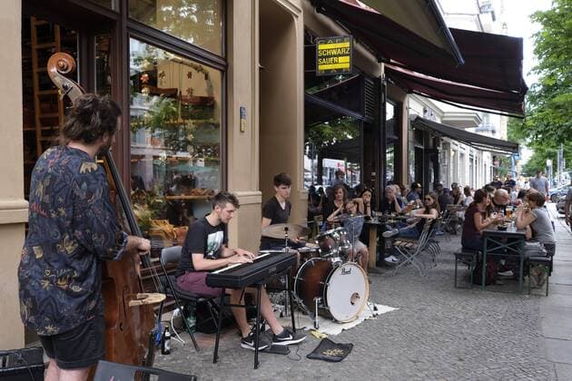 Fete de la Musique in Berlin Jazz Trio in front of a shop on the Kastanienallee in Berlin Prenzlauer Berg Fete de la Musique in Berlin