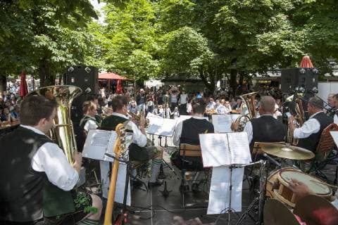 Munich, festival of brass music in the beer garden on the Viktualienmarkt with brass music from the Herzbluad chapel in Weilheim