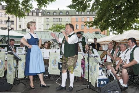 Muenchen, festival of brass music in the beer garden on the Viktualienmarkt with the Oktoberfest musicians of Wolfgang Gruenbauer and singer Gigi Pfundmair