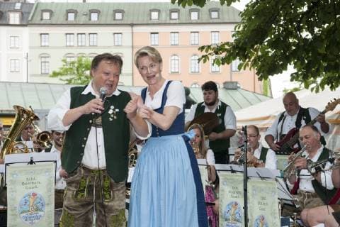 Muenchen, festival of brass music in the beer garden on the Viktualienmarkt with the Oktoberfest musicians of Wolfgang Gruenbauer and singer Gigi Pfundmair