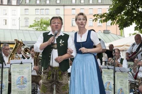 Muenchen, festival of brass music in the beer garden on the Viktualienmarkt with the Oktoberfest musicians of Wolfgang Gruenbauer and singer Gigi Pfundmair